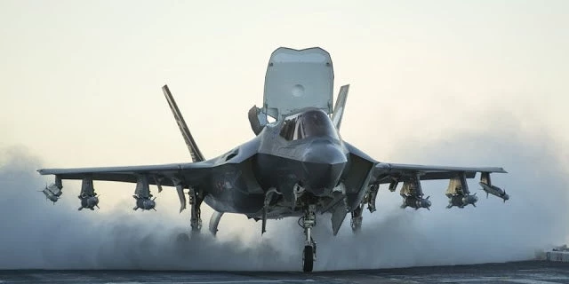 Πρώτη προσνήωση F-35B σε αεροπλανοφόρο – Μήνυμα ΗΠΑ σε ΚΙΝΑ – ΒΙΝΤΕΟ